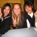 No kreisās: Erika (Japāna), Elizabete (Latvija), Hazuki (Japāna) kādā vakarā, kad palīdzējām viņām labāk iemācīties angļu valodu.