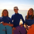 No kreisās: Elizabete (Latvija), Vera (Austrija) un Lexi (Austrālija) pirms ūdens aktivitātēm Klusajā okeānā.